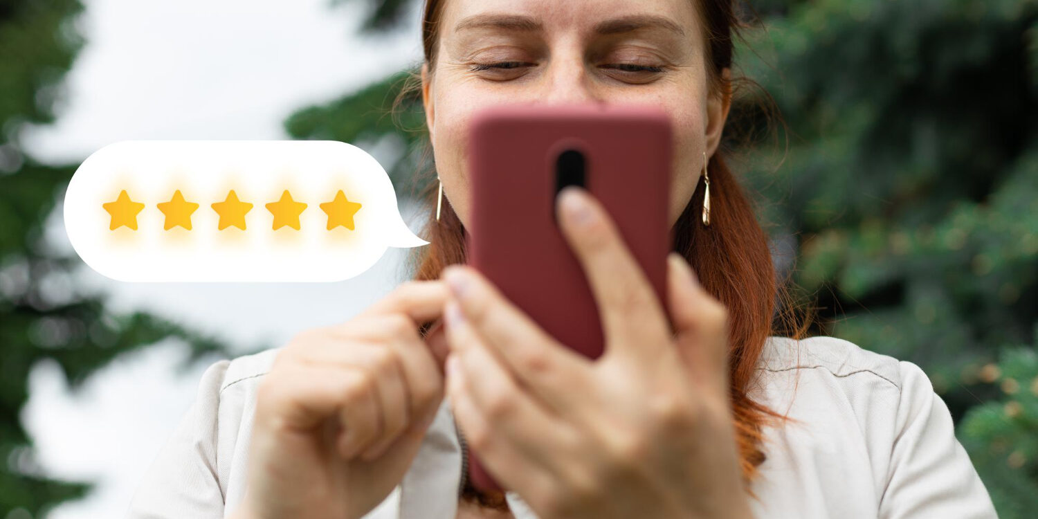 Vrouw laat op haar telefoon een ervaring achter.