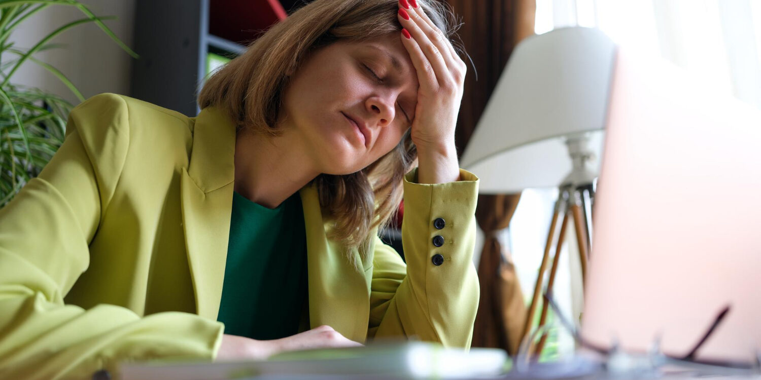 Vrouw leunend op arm door chronische vermoeidheid