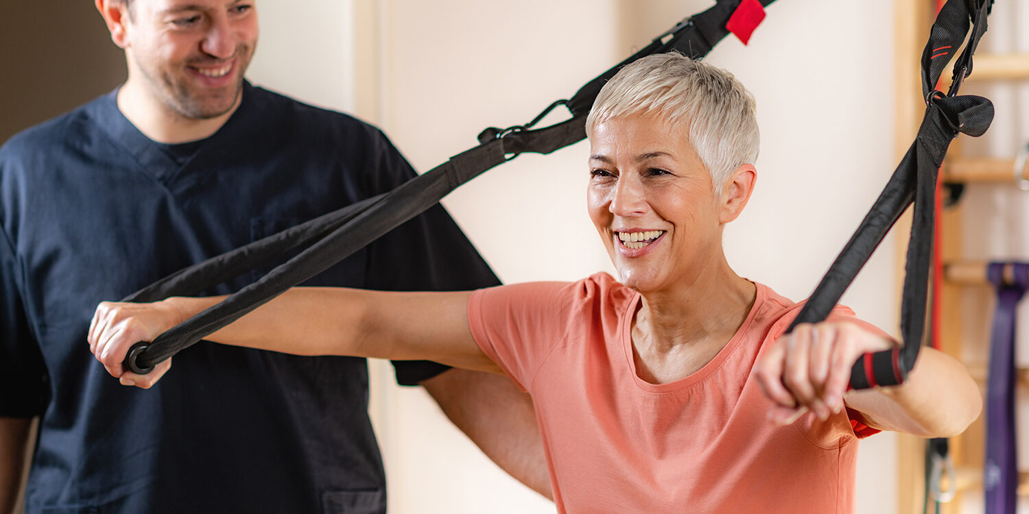 artrose en beweging Een oudere vrouw die bewegingen doet tegen artrose.