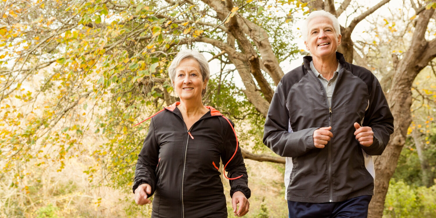 Fitter worden door kleine keuzes Twee oudere mensen worden fitter door kleine keuzes.