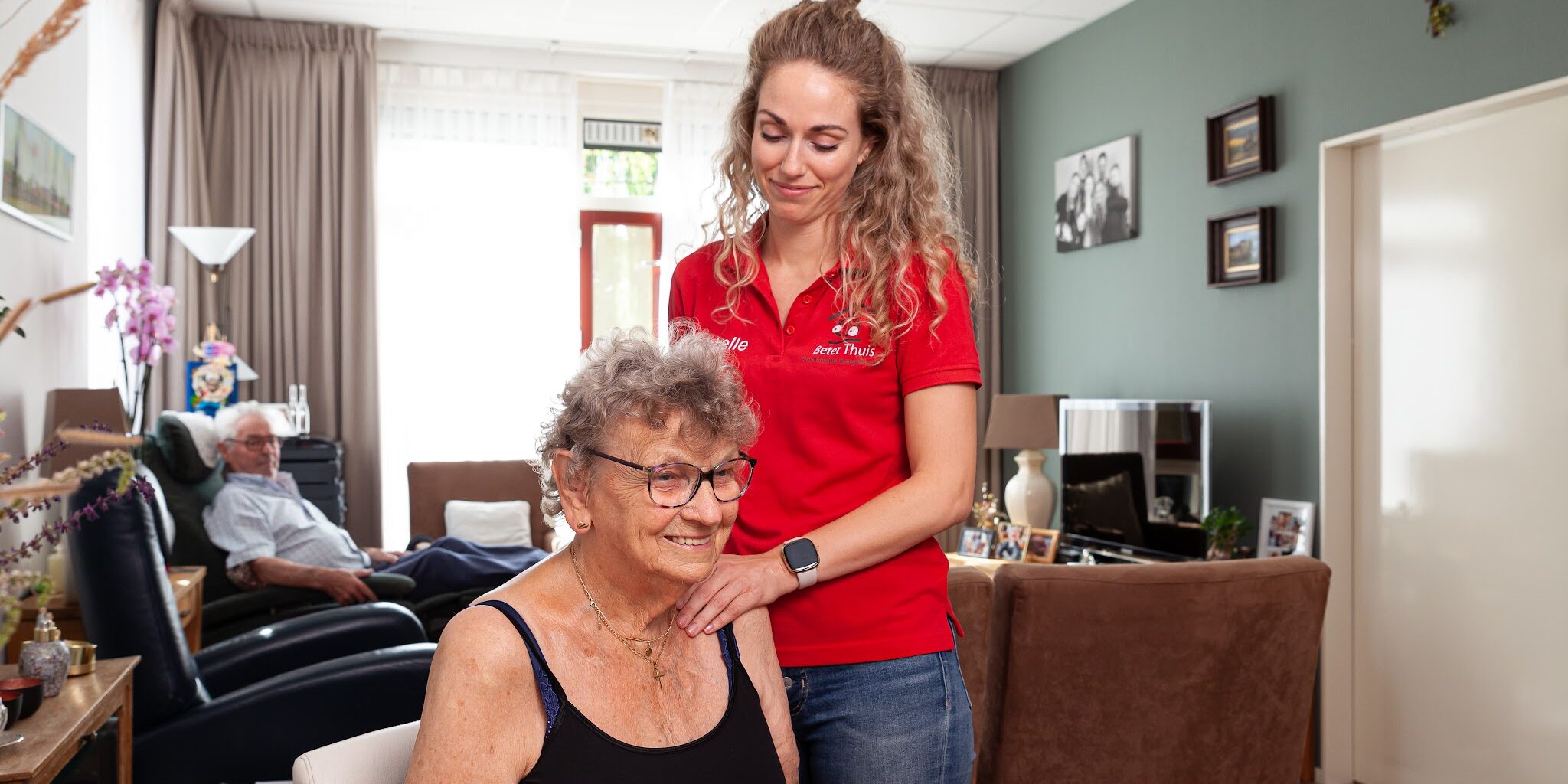 Fysiotherapeut helpt vrouw met stijve nek die ze heeft gekregen bij het opstaan.