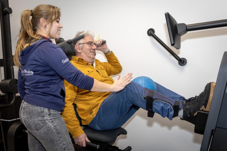 achillespeesklachten na sporten Fysiotherapeut helpt een man met het werken aan zijn achillespeesklachten na het sporten.