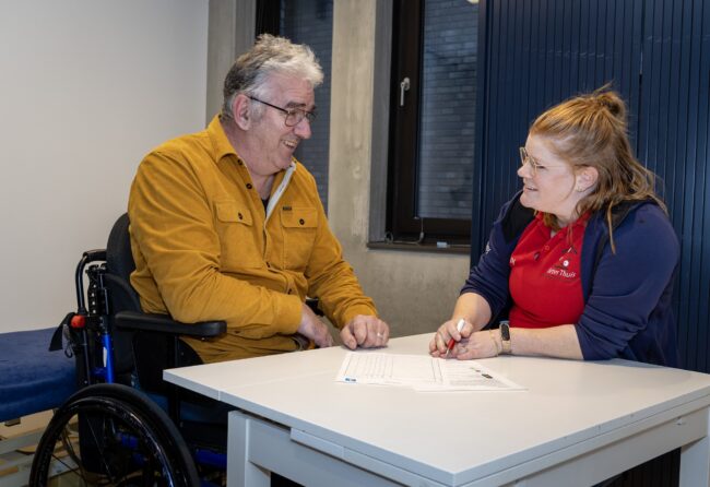 spierkracht behouden na uw 60e Man in een geel shirt probeert zijn spierkracht behouden na uw 60e en krijgt hulp van een fysiotherapeut